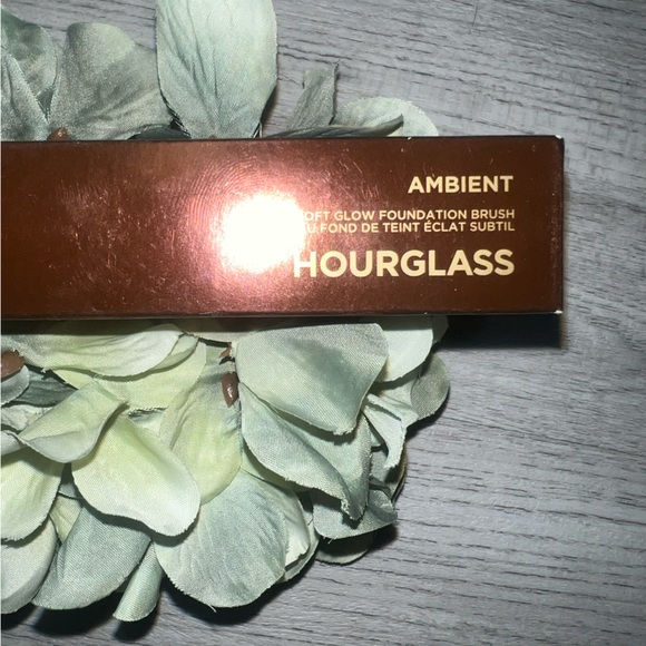💋Hourglass Ambient Soft Glow Foundation Brush- BRAND NEW in Box -Retail $47💋 - Picture 5 of 5